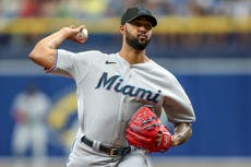 Alcántara, lanzador derecho de Marlins, trabaja en 1ra práctica de bateo desde cirugía Tommy John