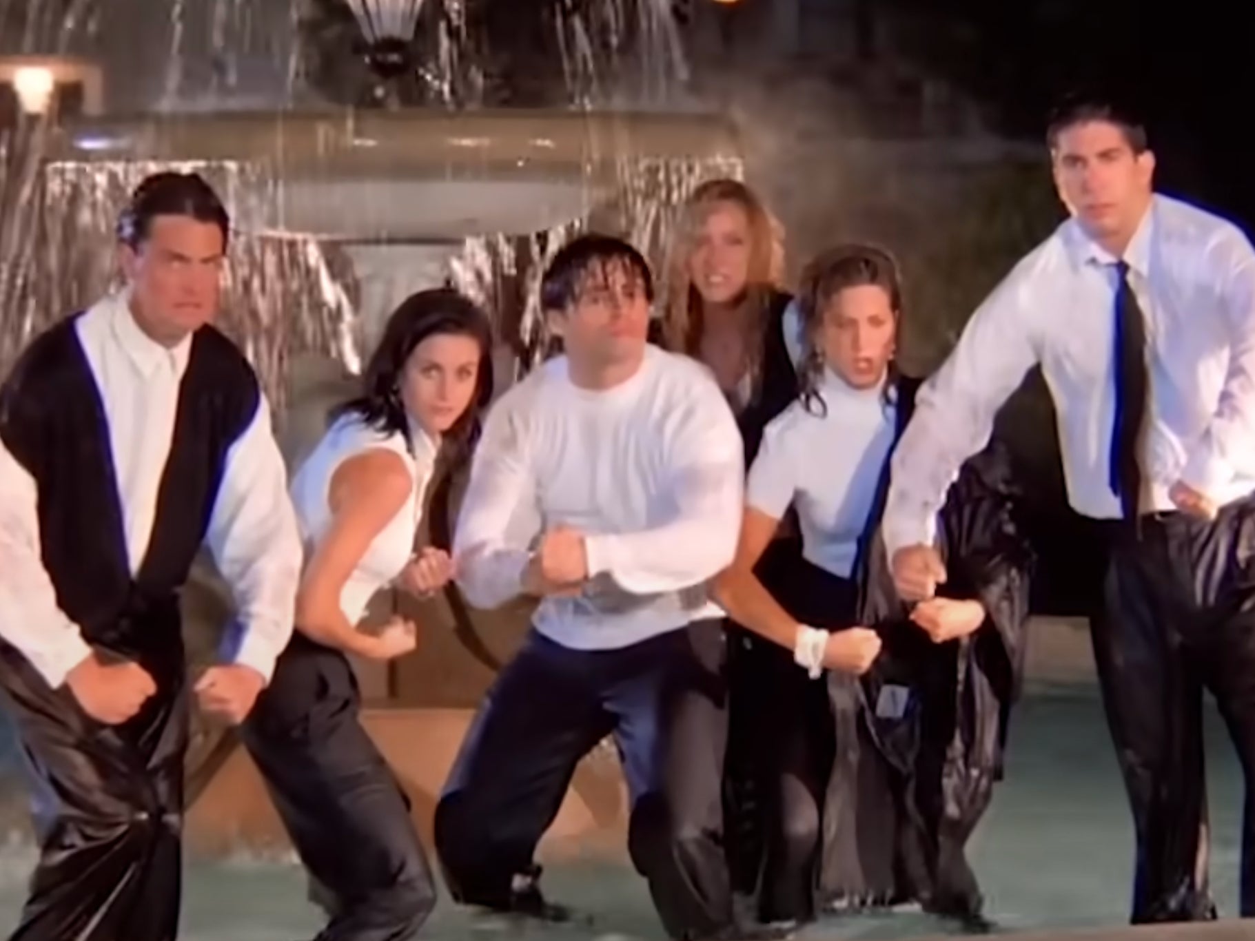 El reparto de Friends se hizo famoso por la icónica escena en la que bailan en una fuente, que aparece en los créditos de apertura de la serie. Sin embargo, ahora los creadores del programa revelaron las dificultades que enfrentaron al intentar recrear la escena años después.