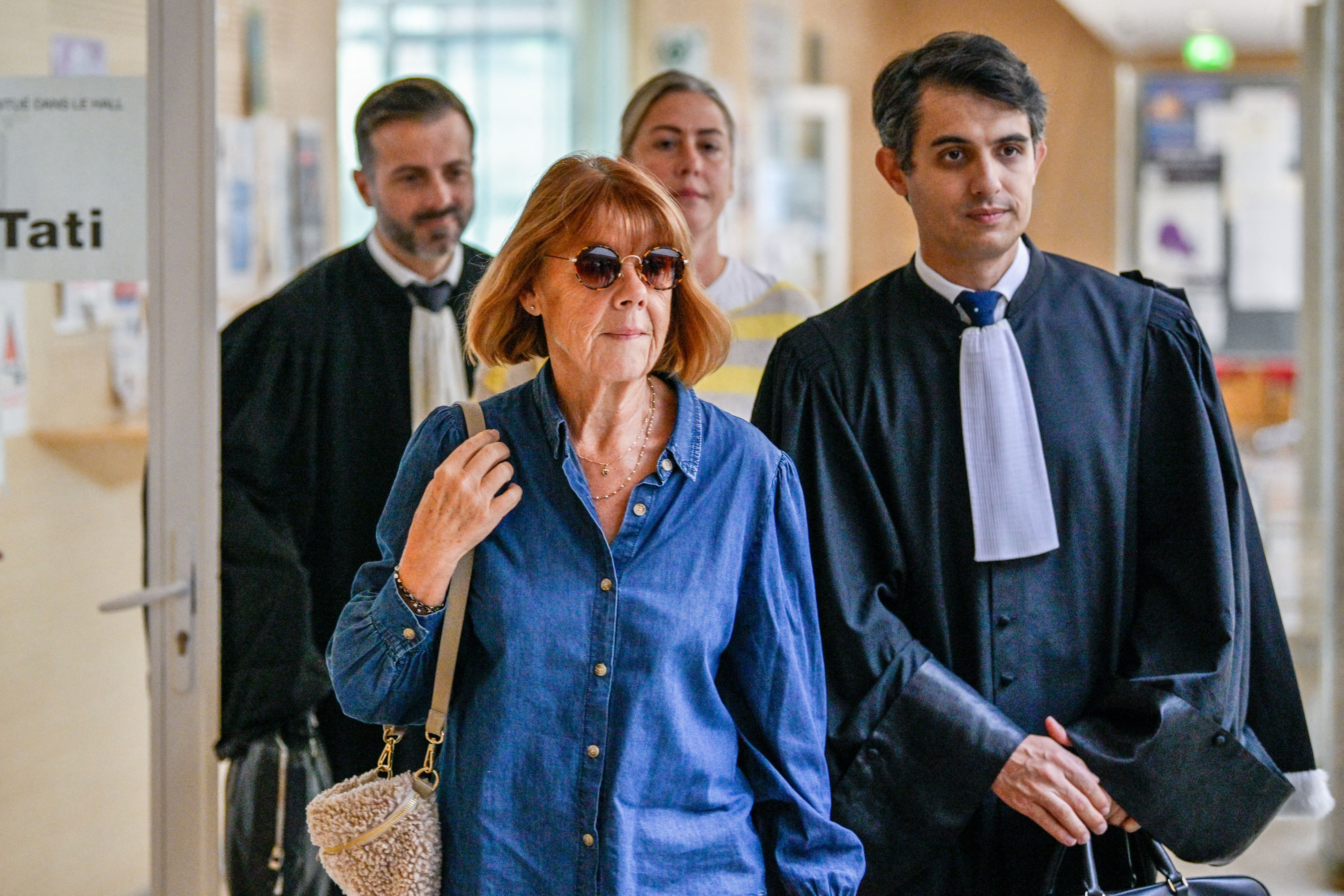 Gisèle Pelicot llega al tribunal ubicado en la ciudad de Aviñón (Francia)