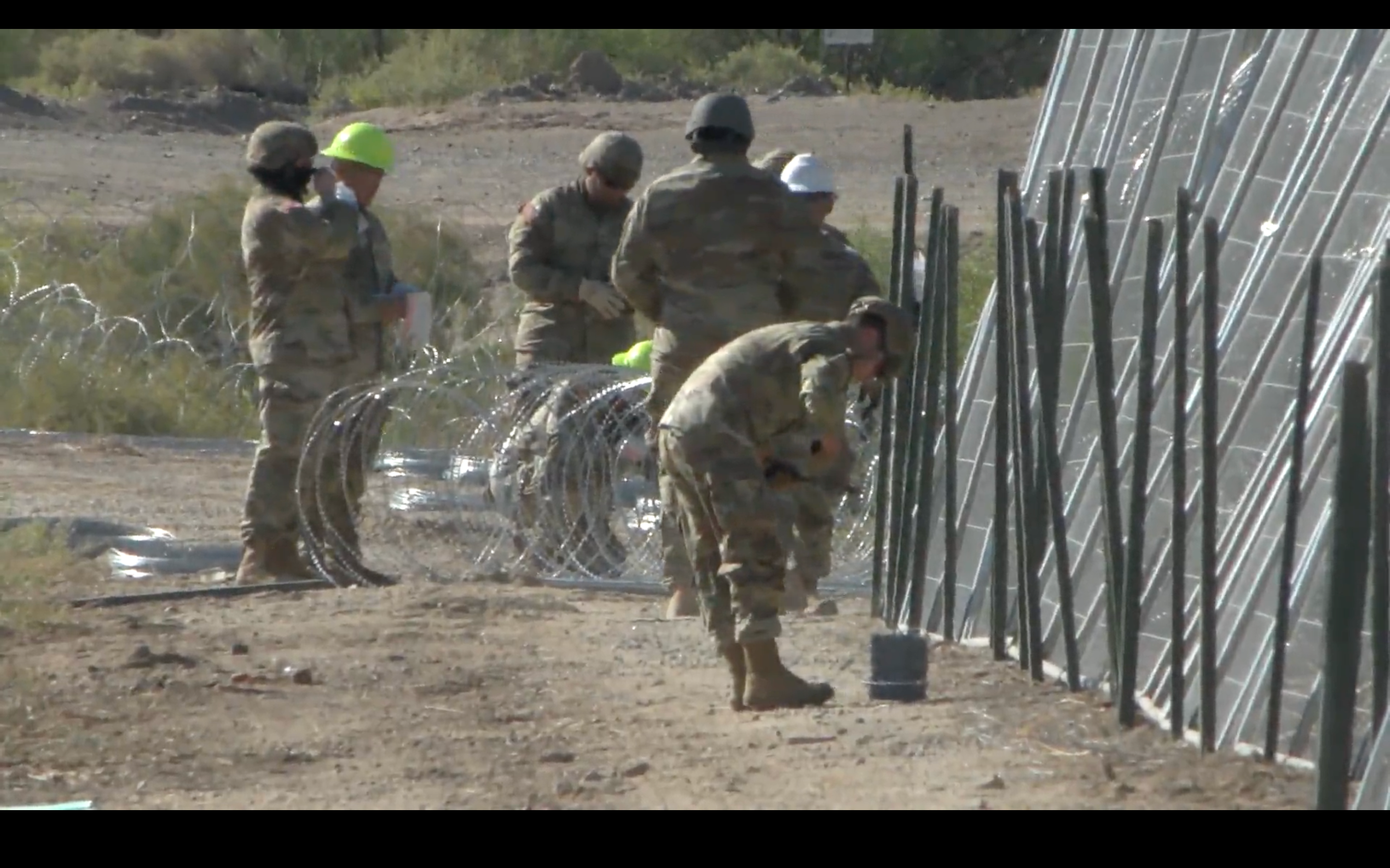 La Guardia Nacional de Texas colocó alambre de púas a lo largo del río Grande, en la frontera con Nuevo México