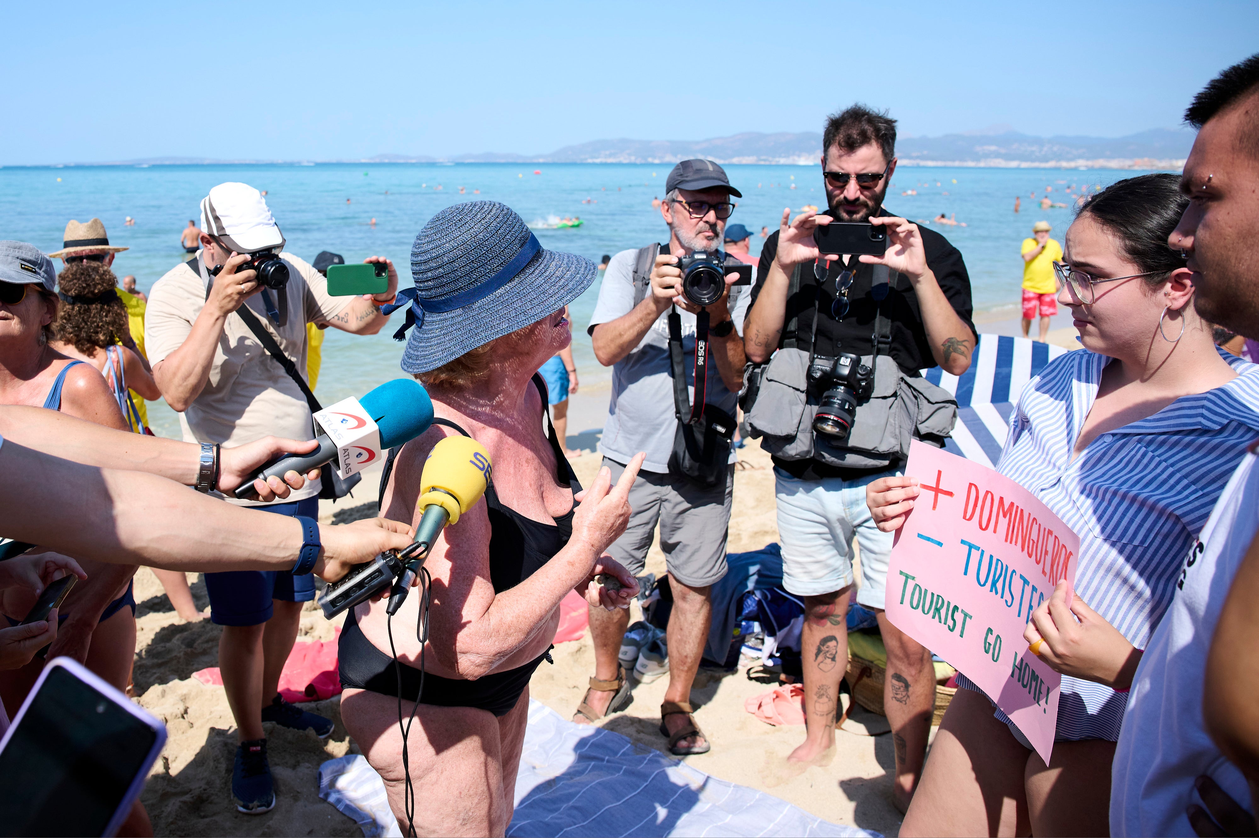 Miembros de la asociación Mallorca Platja Tour protestan contra la saturación de turistas en la playa de Palma de Mallorca el pasado agosto