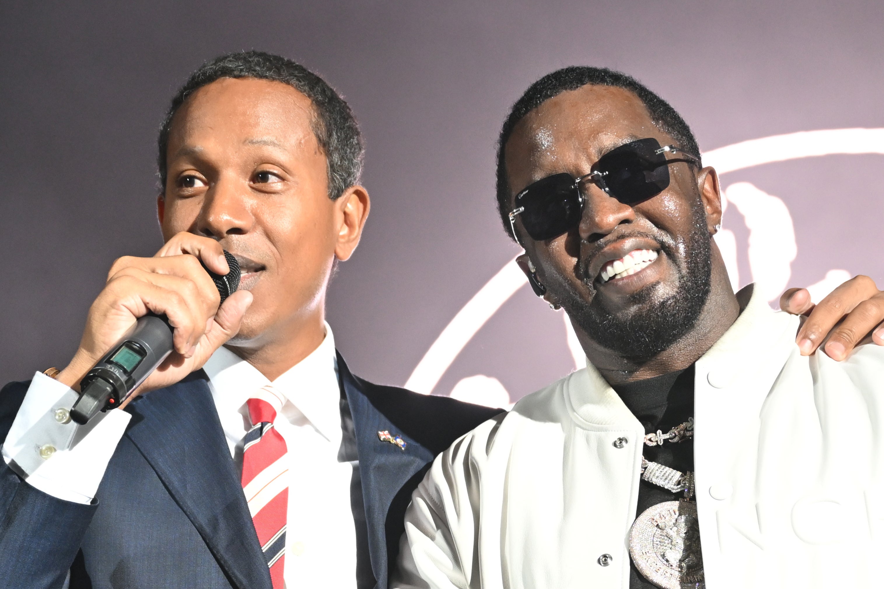 Shyne y Sean “Diddy” Combs en el escenario de Londres en 2023