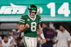 Rodgers brilla en 1er partido como local desde su lesión y Jets aplastan 24-3 a Pats