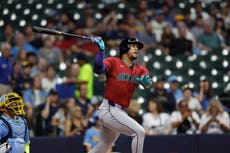 Cuadrangular de Gurriel en la sexta rompe empate y ayuda a Diamondbacks a vencer 7-4 a Cerveceros