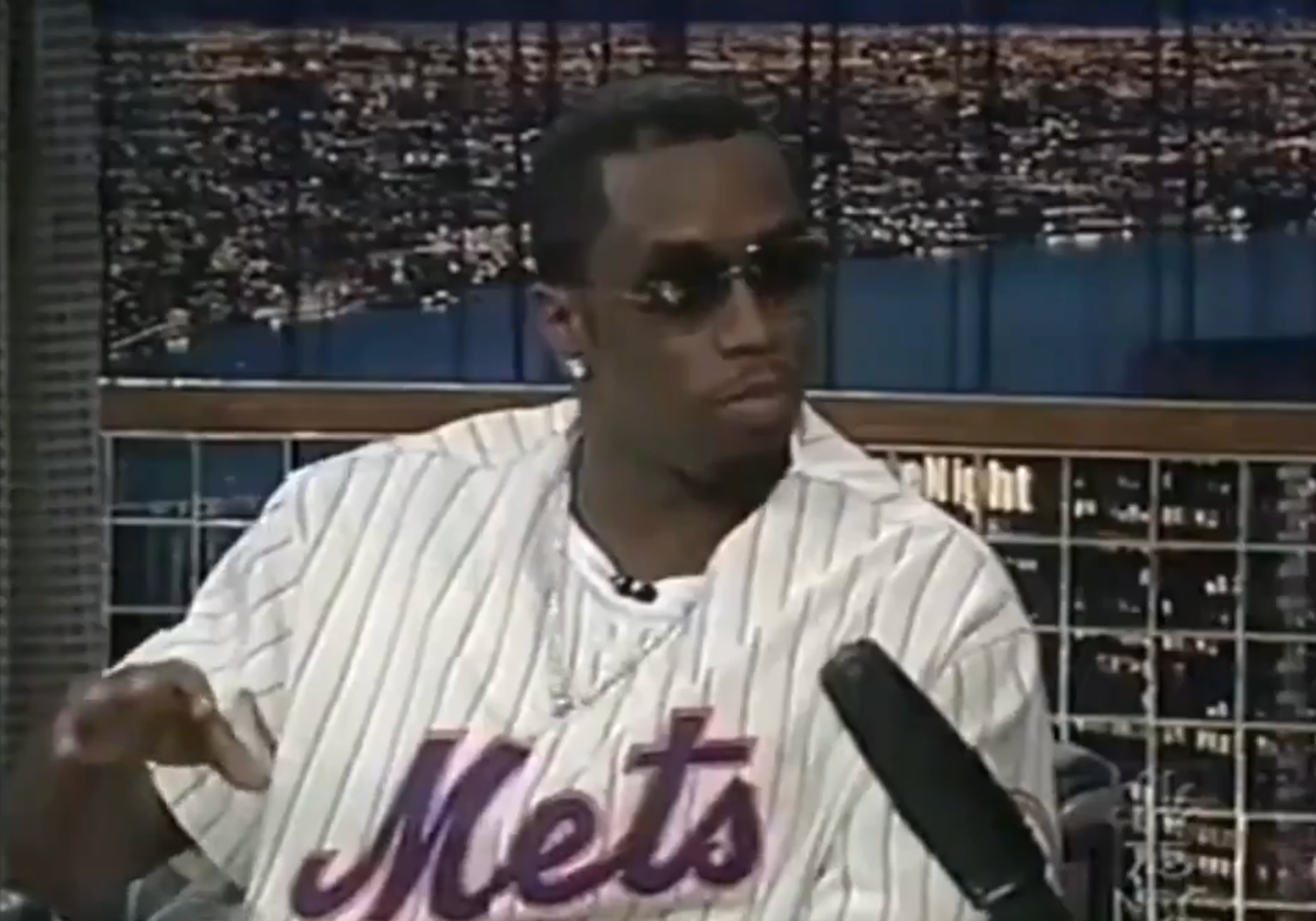 Sean Combs en el programa Late Night with Conan O'Brien en 2002