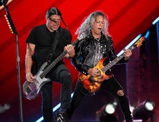 Metallica pone a bailar “La Chona” en México