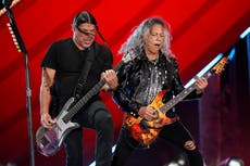 Metallica pone a bailar “La Chona” en México