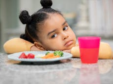 Cómo los padres enfrentan a sus hijos quisquillosos a la hora de comer