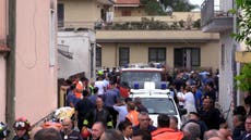 El derrumbe de un edificio mata a dos niños en Nápoles y deja atrapadas a su madre y una anciana