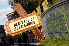 “Beetlejuice Beetlejuice” se mantiene al tope de la taquilla