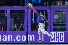 Jonrones de Albies y Urshela propician triunfo de Bravos sobre Marlins, 5-4