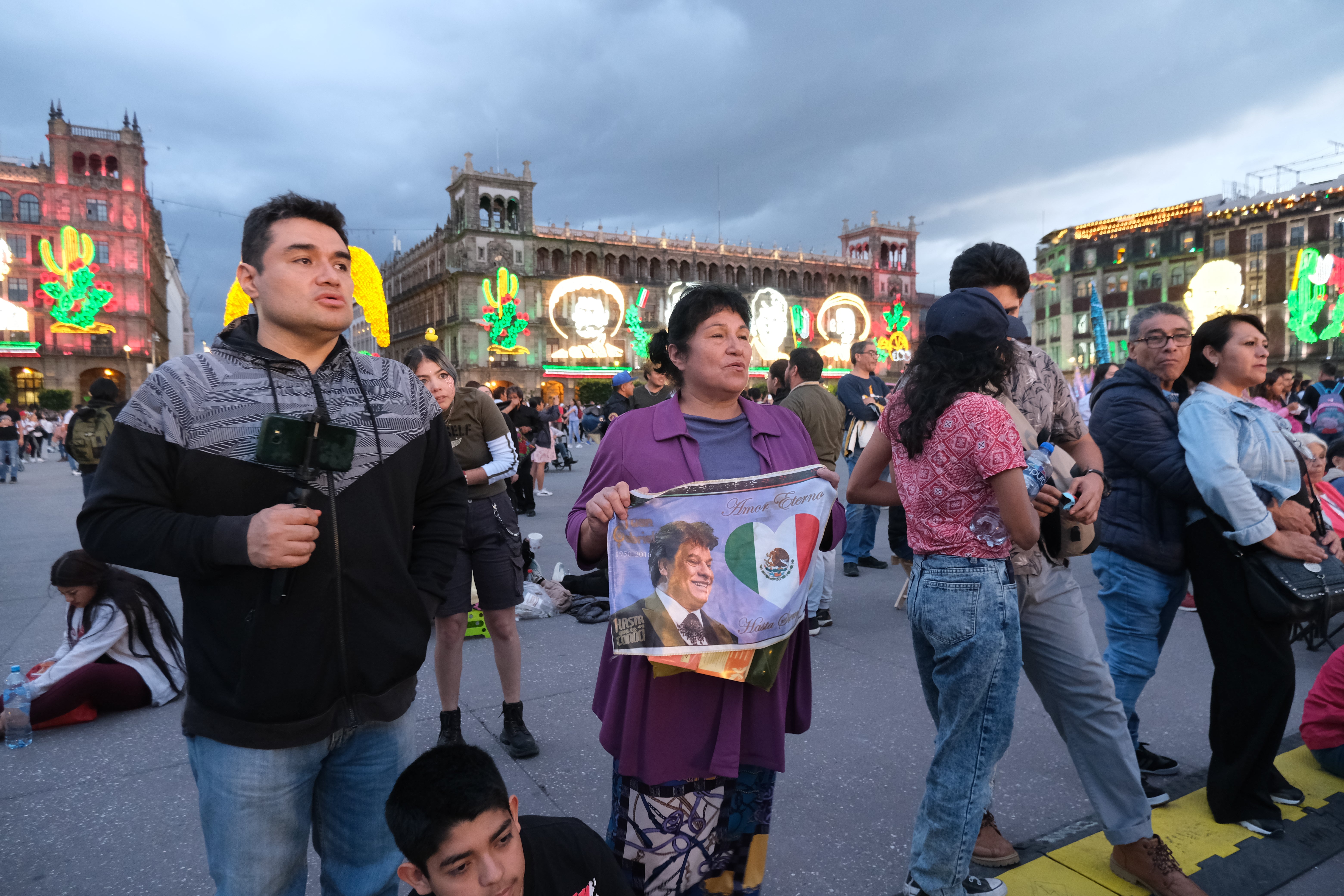 Fans de Juan Gabriel reviven su concierto ‘Mis 40 en Bellas Artes’ en el Zócalo