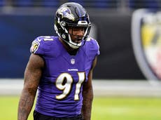 Los Ravens firman al defensivo Yannick Ngakoue, dice fuente de AP