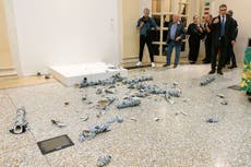 Hombre destroza escultura de Ai Weiwei en Italia