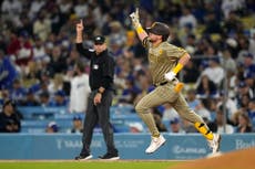 Con triple play, Padres aseguran boleto de playoffs con victoria de 4-2 sobre Dodgers