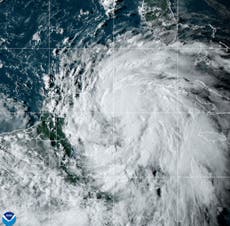 Tormenta tropical Helene gana fuerza y activa avisos por huracán en partes de Florida y México