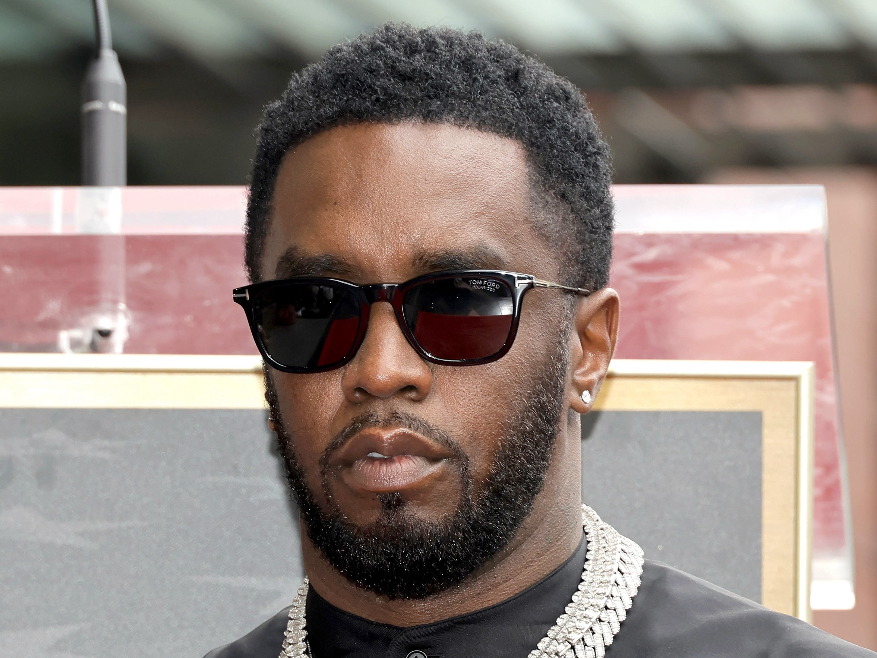 El rapero y empresario Sean Combs, antes conocido como “Puff Daddy” y “Diddy”, entre otros nombres, ha estado encarcelado desde su detención en septiembre por una serie de cargos, entre ellos asociación ilícita y tráfico sexual