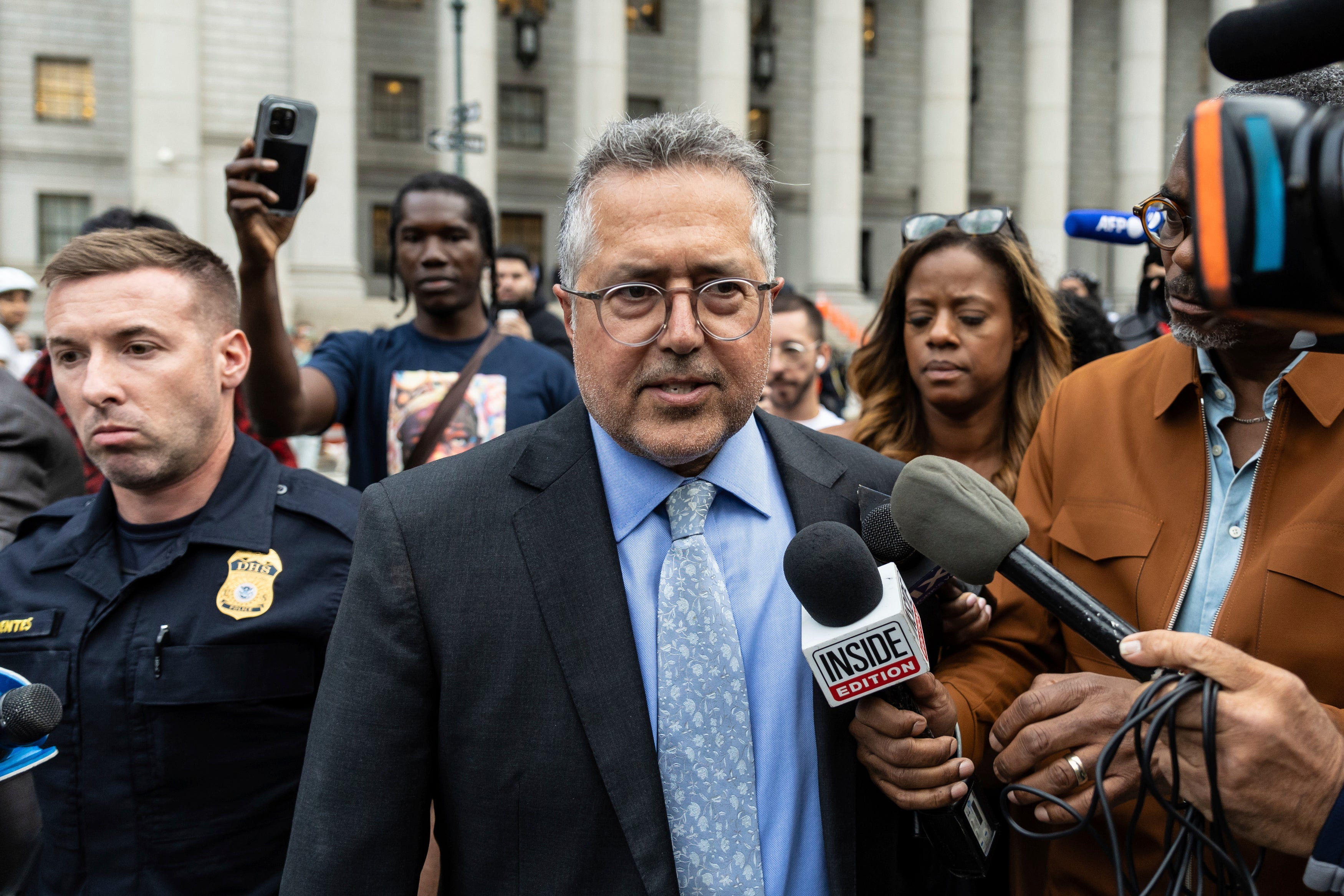 El abogado Marc Agnifilo se dirige a los medios de comunicación a las afueras de la corte federal tras la audiencia de Diddy, celebrada el 18 de septiembre de 2024 en Nueva York