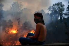 Se reaviva foco de incendio forestal el noreste de Quito, ciudad declarada en emergencia