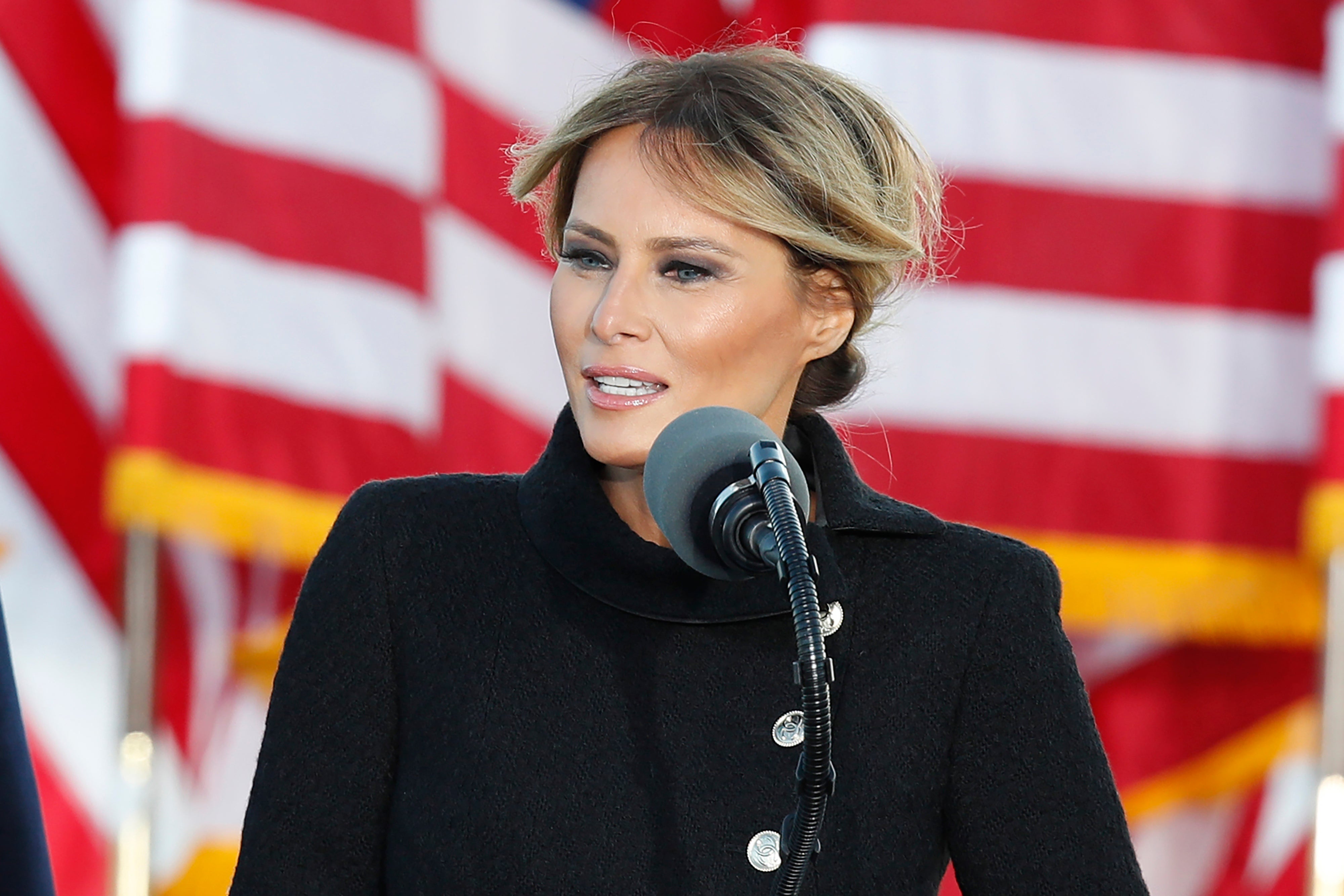 Melania Trump fotografiada con la bandera estadounidense de fondo