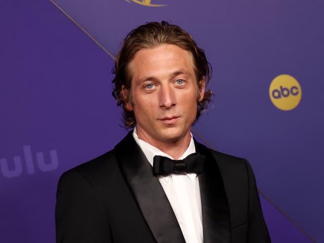 <p>Avistan a Jeremy Allen White besando a su compañera de reparto de 'El Oso', Molly Gordon, semanas después de su última salida con la cantante española Rosalía</p>