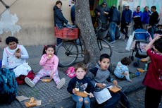 La clase media argentina encara la creciente pobreza; ocho familias hacen equilibrio para sobrevivir