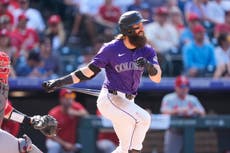 Blackmon luce en uno de los últimos juegos de su carrera y Rockies vencen 10-8 a Cardenales