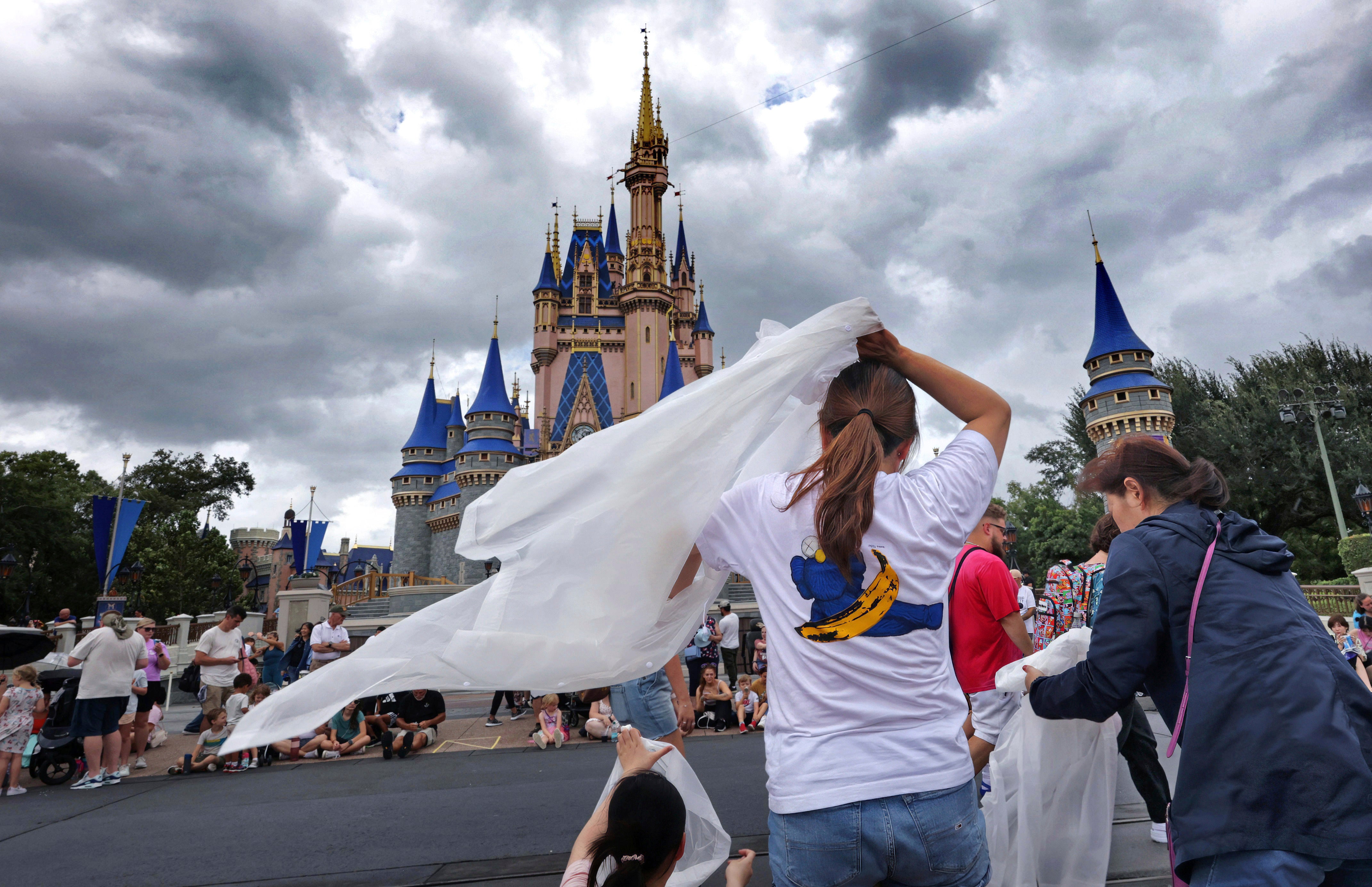 Visitantes de Magic Kingdom en el resort Walt Disney World, en Florida, EE. UU.