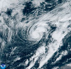 El huracán Isaac y la tormenta tropical Joyce avanzan por el Atlántico lejos de tierra firme