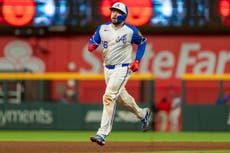 D’Arnaud pone fin al juego con jonrón, Bravos superan 2-1 a Reales y se acercan a playoffs