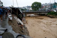 Al menos 100 muertos y docenas de desaparecidos en inundaciones y deslaves en Nepal