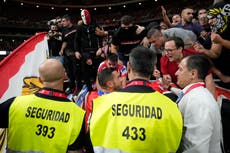 Atlético salva empate 1-1 ante Real Madrid en un derbi suspendido por lanzamiento de objetos