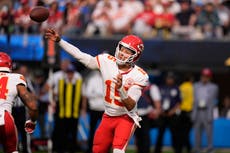 Mahomes y Kelce ayudan a Chiefs a remontar para vencer 17-a Chargers