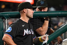 Tras una mala temporada, Marlins dejan ir a Skip Schumaker, Mánager del Año 2023