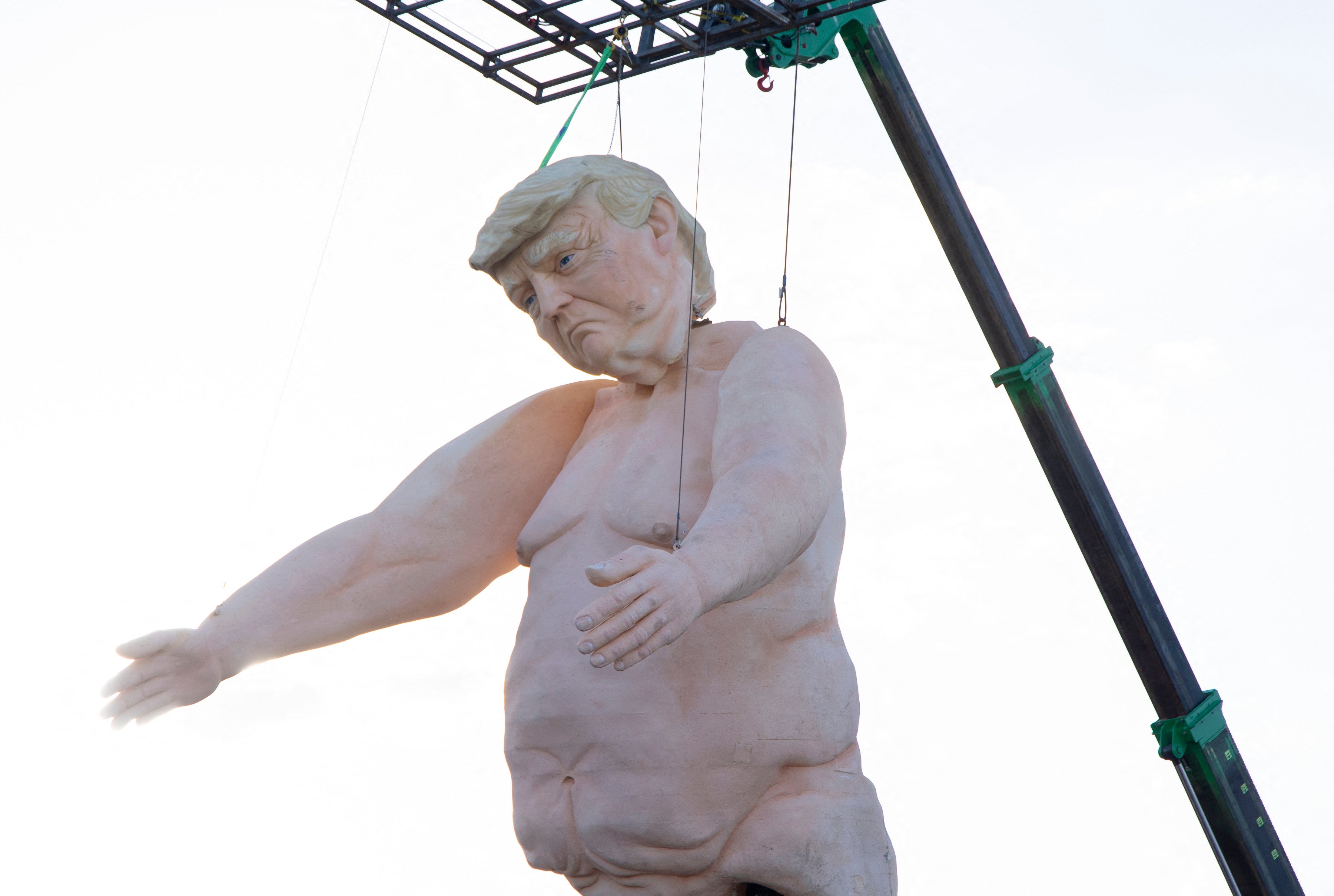 El 28 de septiembre de 2024, se exhibió una estatua desnuda de Trump en un campo vallado al costado de la carretera interestatal 15, al norte de Las Vegas (Nevada)