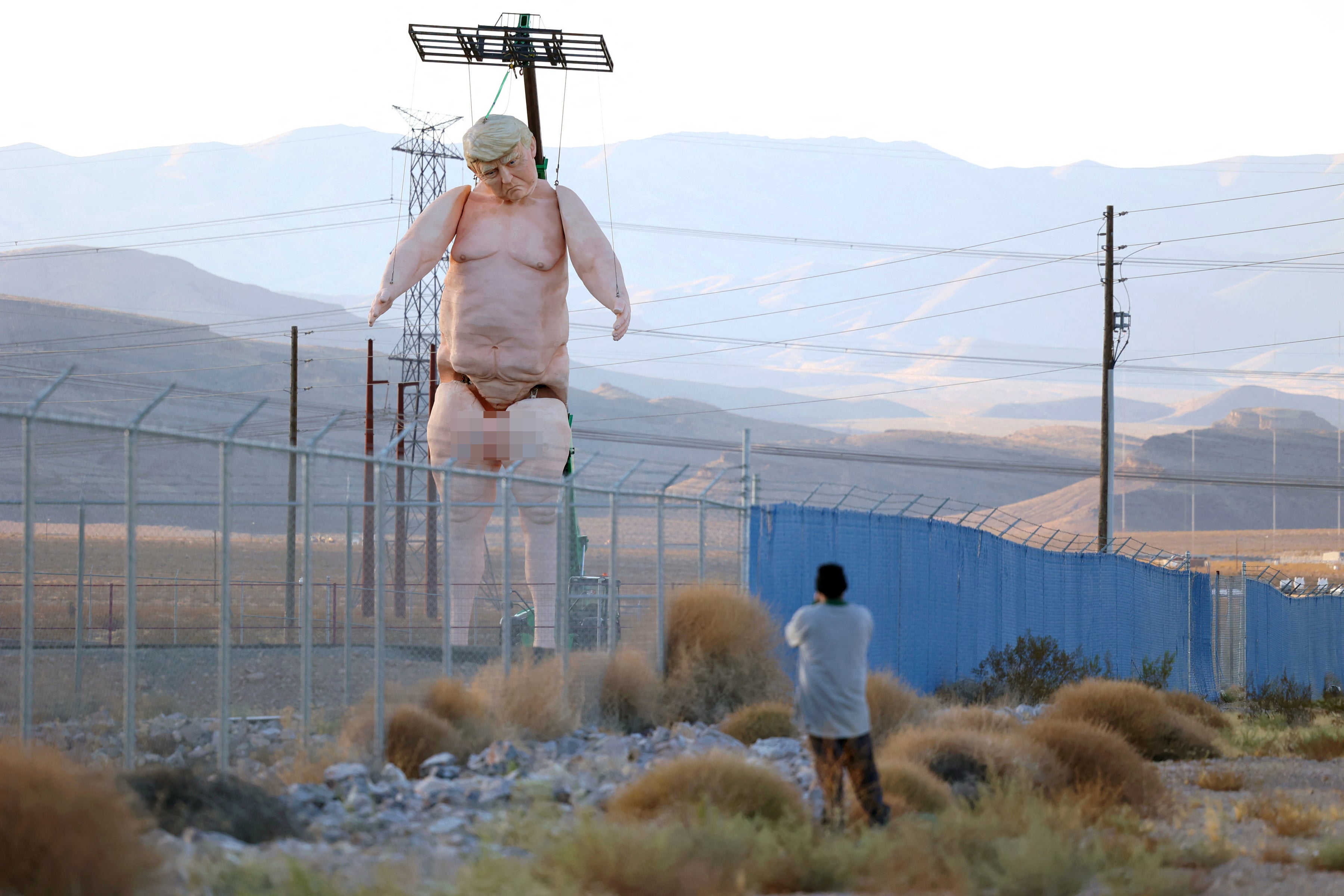 El 28 de septiembre de 2024, se exhibió una estatua desnuda de Trump en un campo vallado al costado de la carretera interestatal 15, al norte de Las Vegas (Nevada)