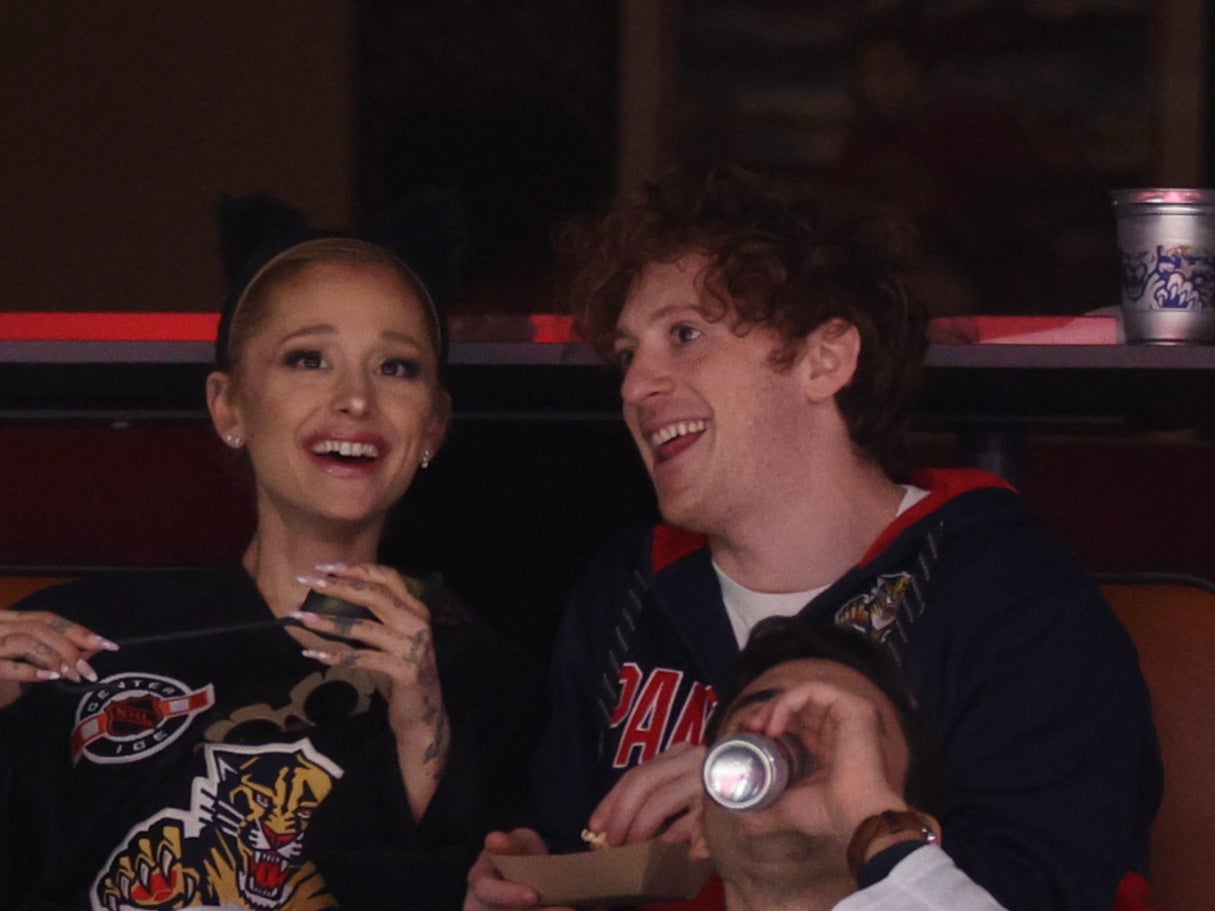 Ariana Grande y Ethan Slater en la final de la Stanley Cup de 2024