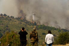 Cientos de bomberos luchan por tercer día contra un letal incendio forestal en el sur de Grecia