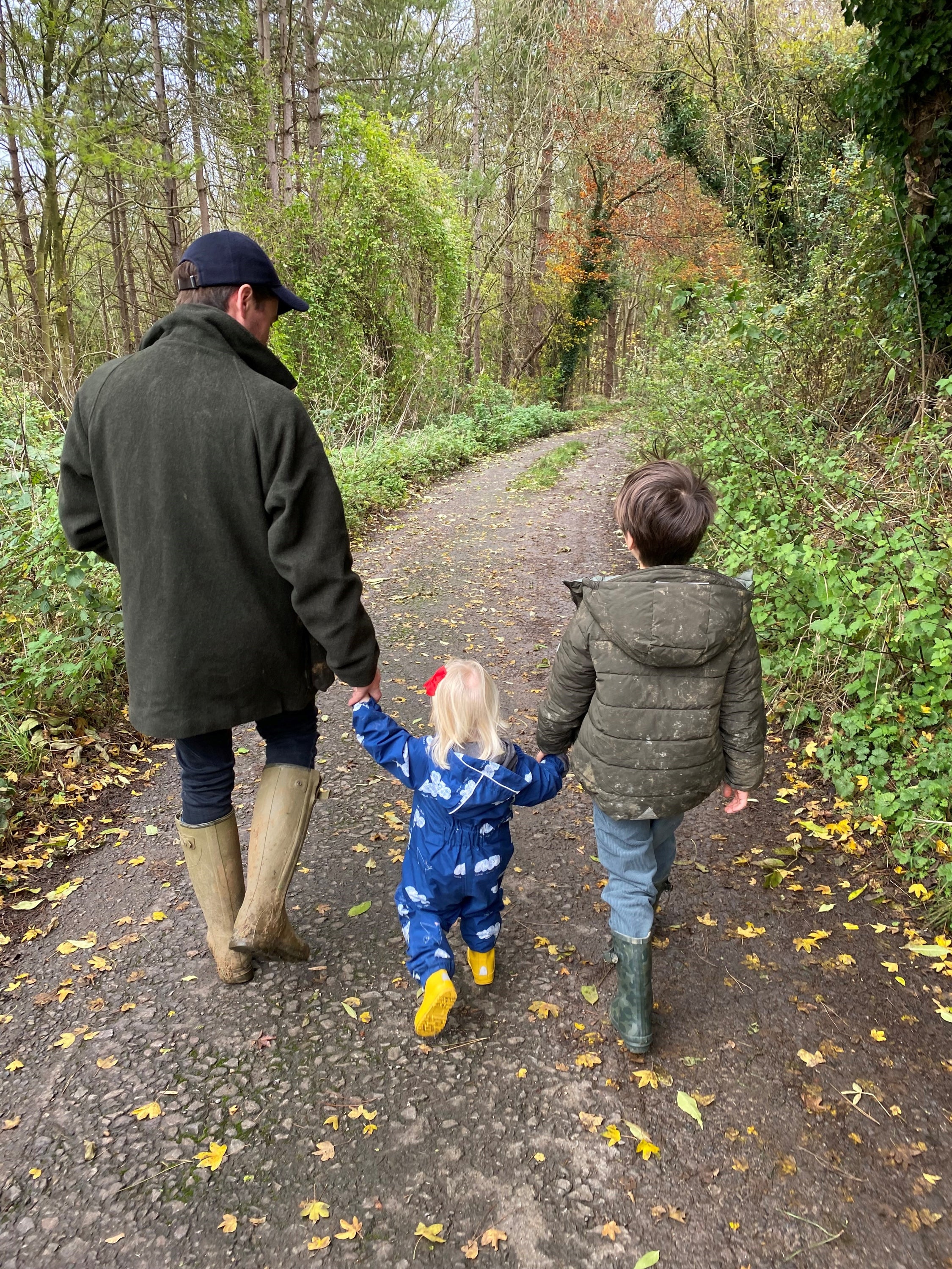 La familia publicó una foto de su hija Sienna caminando de la mano con su hermano Wolfie