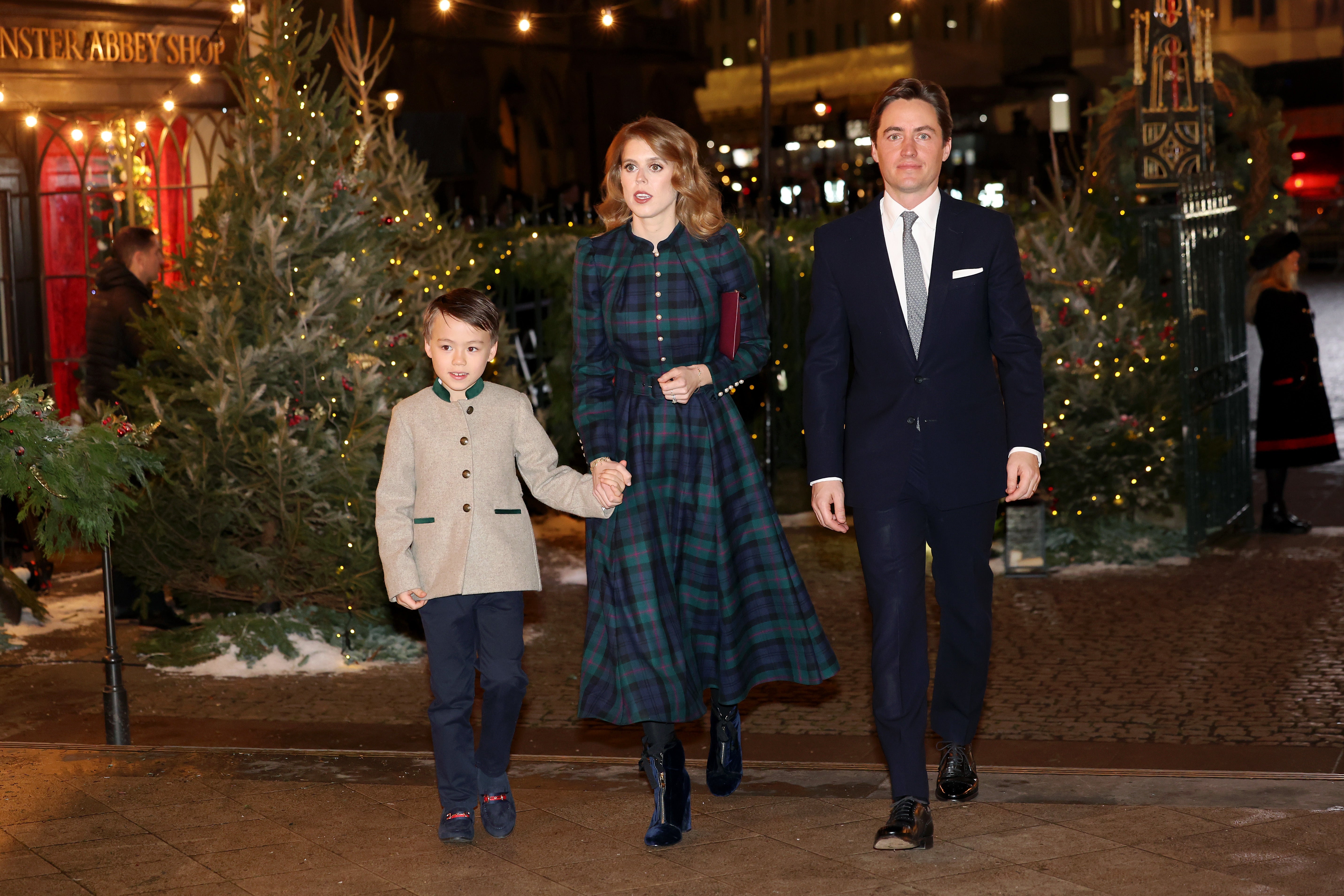 Wolfie, la Princesa Beatrice y Edoardo Mapelli Mozzi llegando a la ceremonia religiosa de Navidad de la princesa de Gales en 2023 (Chris Jackson/PA)