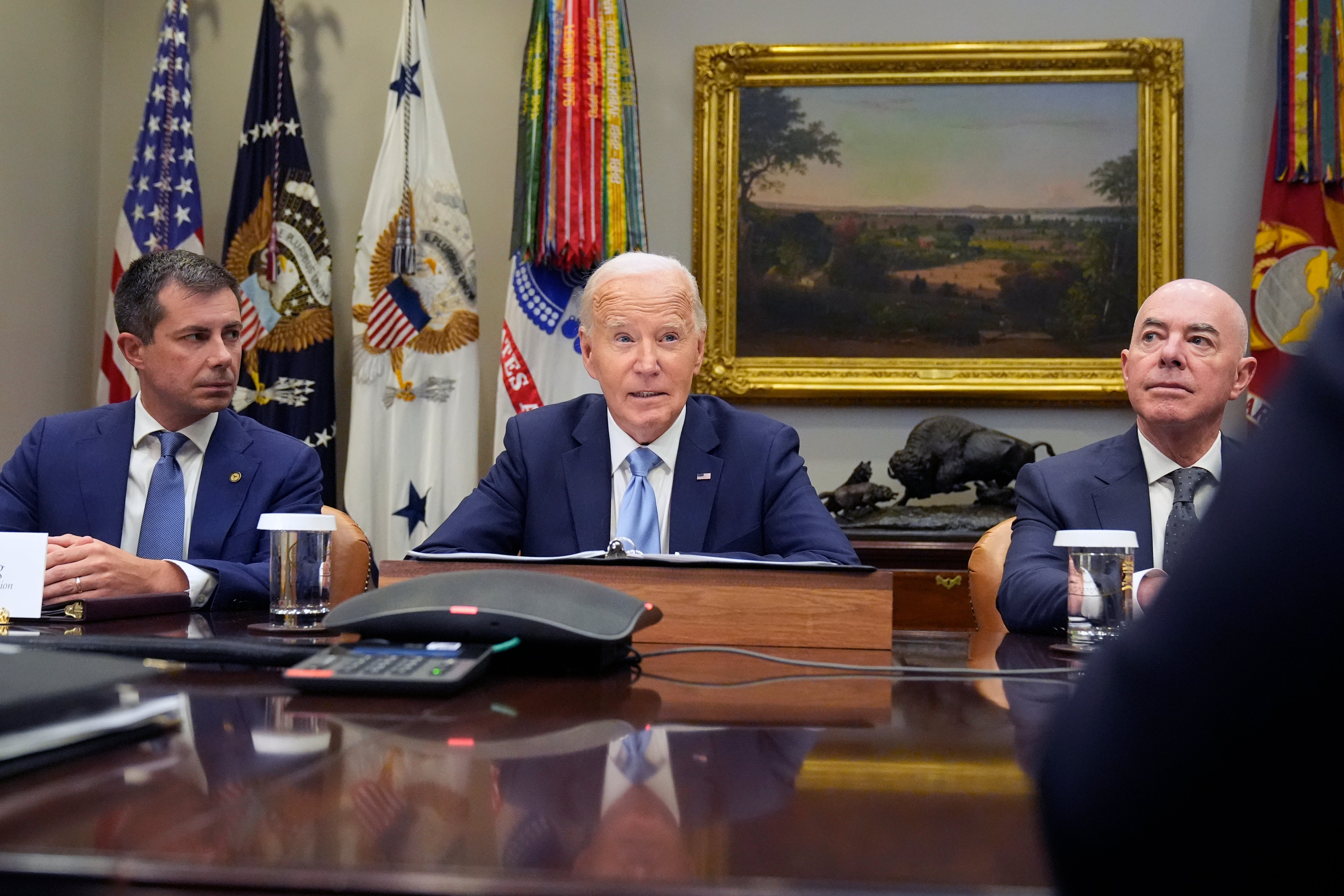 El secretario de Transporte Pete Buttigieg (izquierda) junto con el Presidente Joe Biden en la Casa Blanca el martes 1 de octubre de 2024