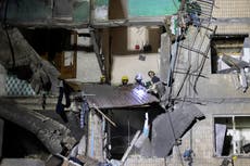 Una bomba planeadora rusa golpea un edificio de apartamentos y hiere a 12 personas en Ucrania