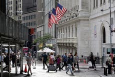 Suben los precios del crudo ante inquietudes sobre Oriente Medio mientras Wall Street cae