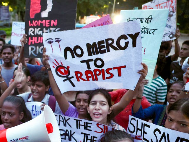 <p>Estudiantes sostienen carteles y gritan consignas durante una marcha en Benarés, India, el 20 de agosto de 2024, durante una huelga nacional de médicos para condenar las violaciones </p>