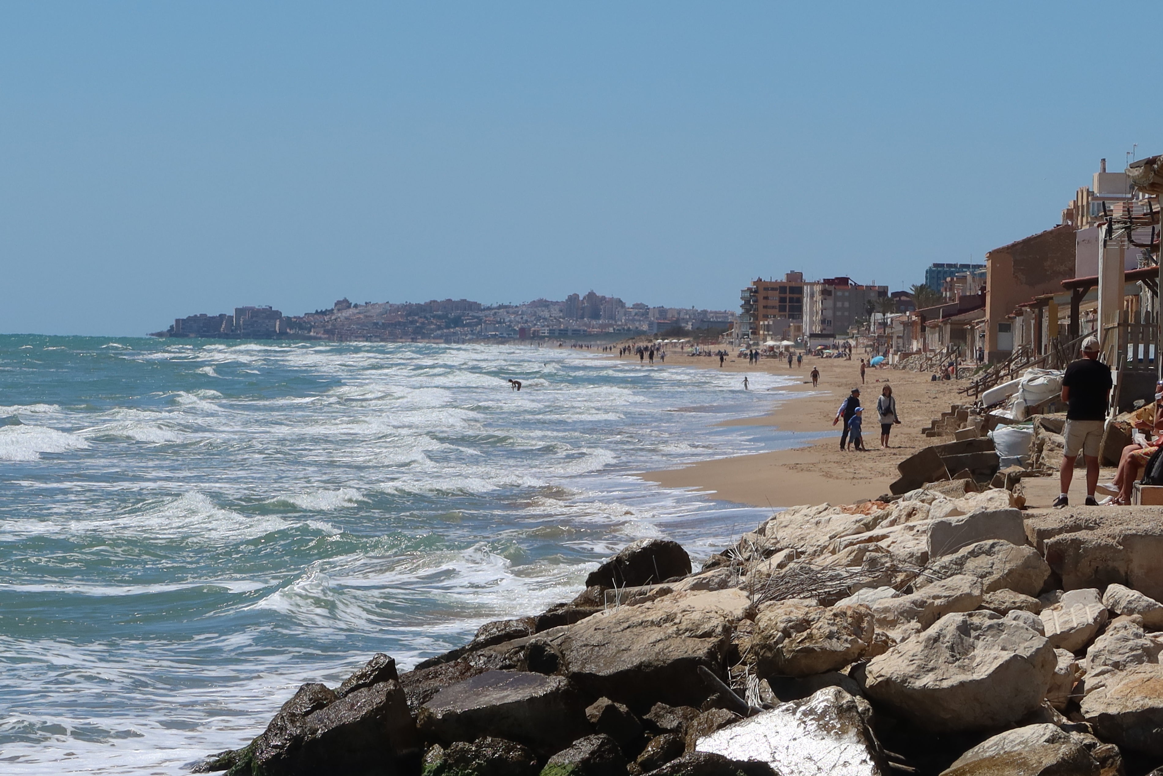 El ayuntamiento de Guardamar del Segur impidió que turistas y lugareños se metieran al agua para evitar riesgos para la salud.