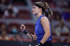 Muchova pone fin a racha de 15 triunfos seguidos de Sabalenka y avanza a cuartos en China