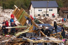 Rescatistas buscan a desaparecidos tras inundaciones y deslaves que dejan 16 muertos en Bosnia