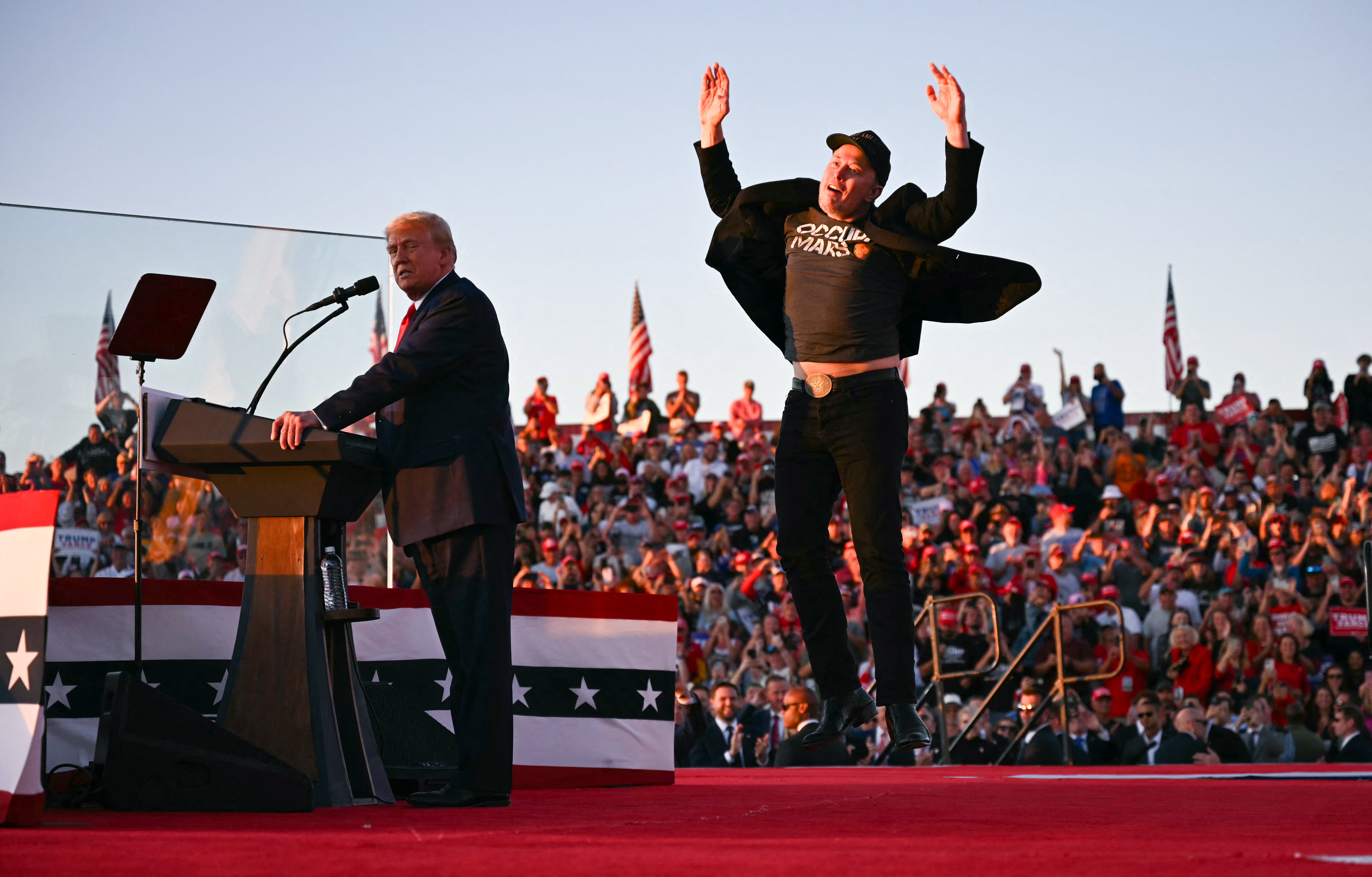 Elon Musk fotografiado junto a Donald Trump en el escenario de un mitin en Butler, Pensilvania, EE. UU., el 5 de octubre