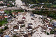 Rescatistas internacionales llegan a Bosnia tras inundaciones y deslaves catastróficos