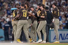 Fans de Dodgers lanzan pelotas y basura al campo, interrumpen victoria 10-2 de Padres